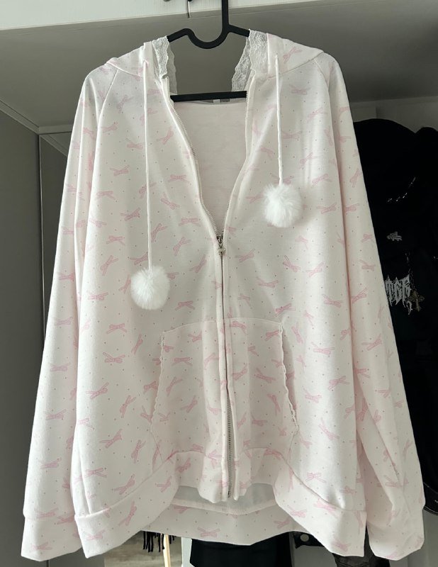 светлая кофта, сумка мягкая, чёрные гетры, пояс винтаж 1