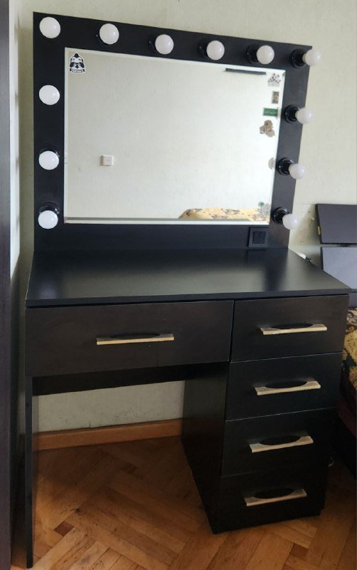 Косметический стол с зеркалом и подсветкой