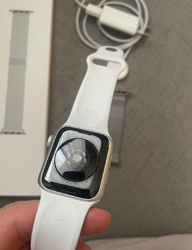 Apple Watch SE 40 mm с белым ремешком и металлическим браслетом 4
