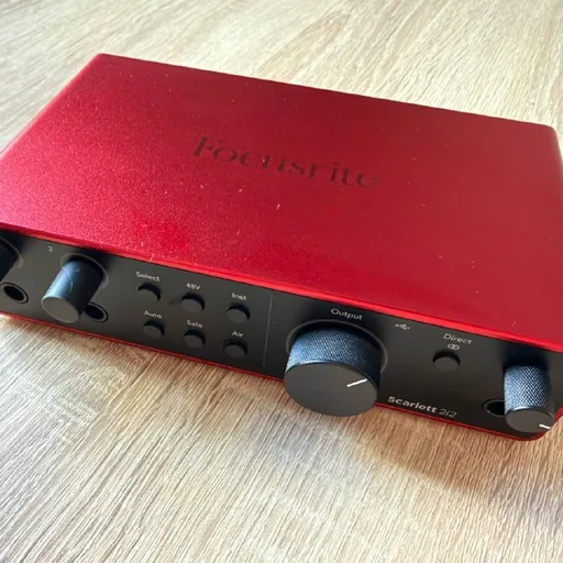 Focusrite Scarlett 2i2 4th Gen, объектив Sigma 35mm, объектив Sony FE 85mm