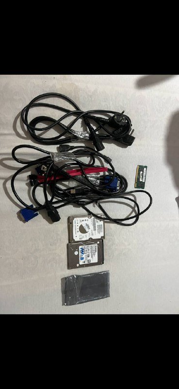 Жесткие диски Toshiba и Seagate с кабелями