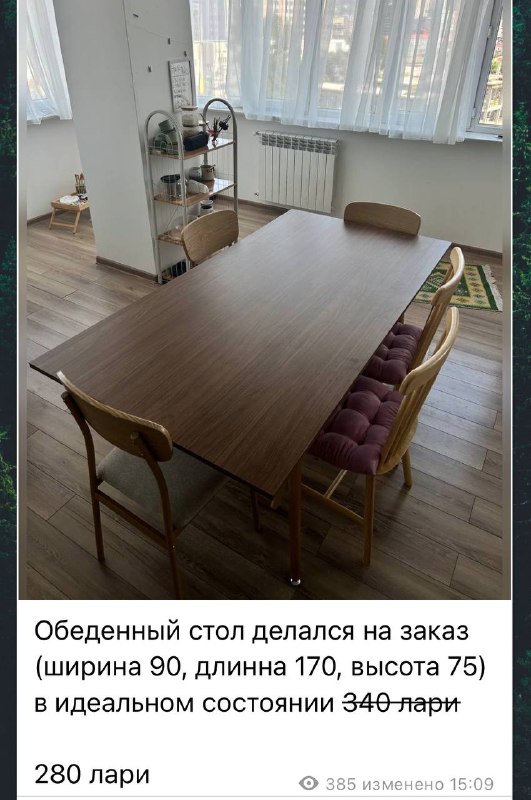 Тарелки, миски, скатерть, цветы с горшками, обеденный стол, стеклянные бокалы, полка, зеркало 6