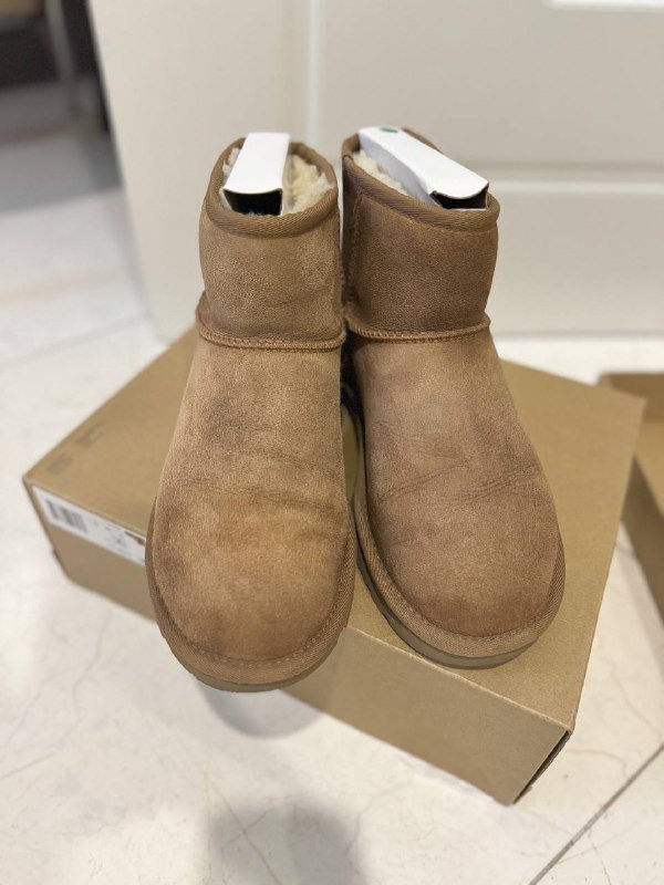 UGG ботинки, свитеры H&M и Massimo Dutti, костюм H&M