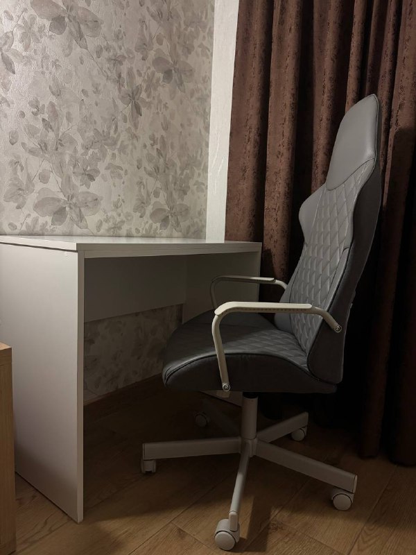 Стол и офисный стул IKEA