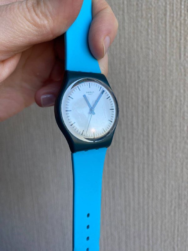 футболка, сетка, куртка, джинсовый комбинезон, шуба, часы Swatch 8