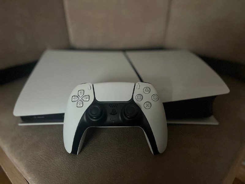 Ps5 slim digital edition с геймпадом и проводами 2