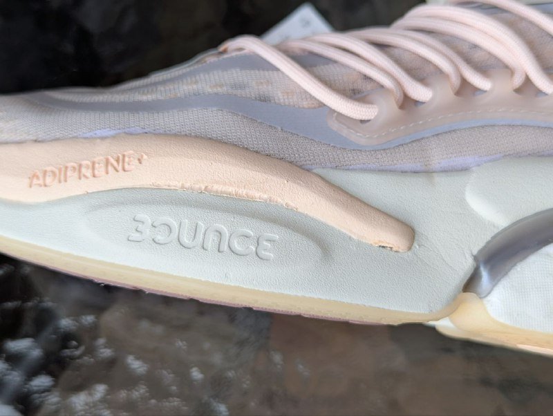 Женские кроссовки Adidas AlphaBoost V1 5