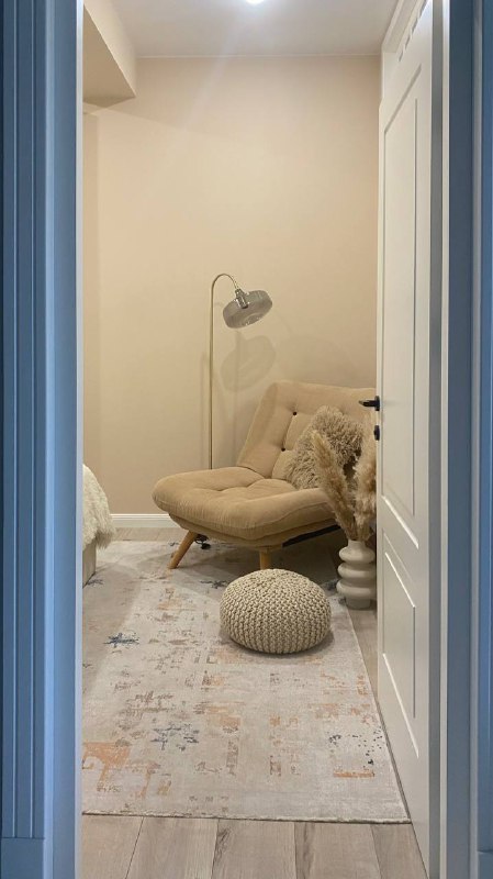 Уютное раскладное кресло бежевое 3