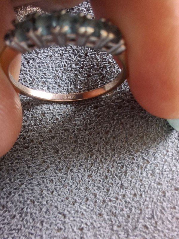 Золотое кольцо с топазом и фианитами 3