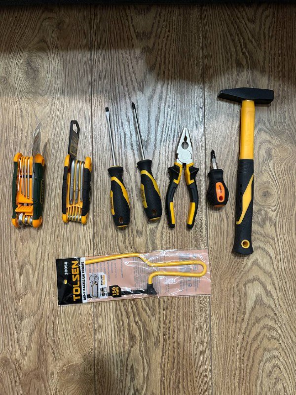 Инструменты: шестигранники, отвертки, пассатижи, молоток, ножовка