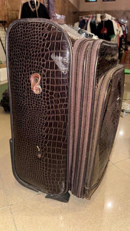 Чемодан коричневый с колесами и выдвижной ручкой 5