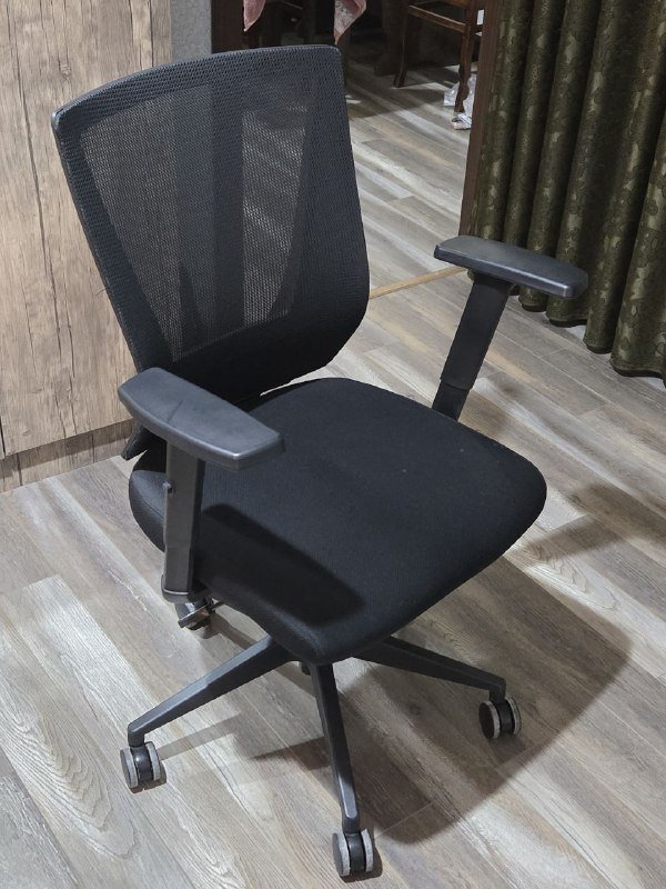 Кресло офисное с регулировкой высоты и подлокотников