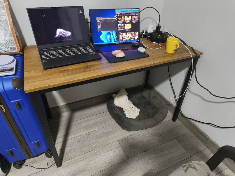 три стола коричневых и белый