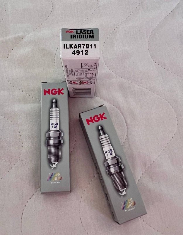 Свечи зажигания, знак аварийной остановки, лампочка Bosch, держатель для телефона, ремкомплект для шин, канистра пластиковая