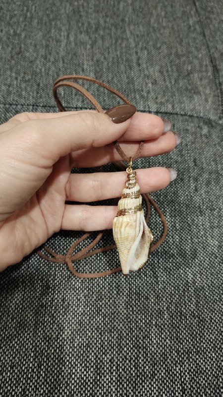 Подвеска-ракушка на кожаном шнурке