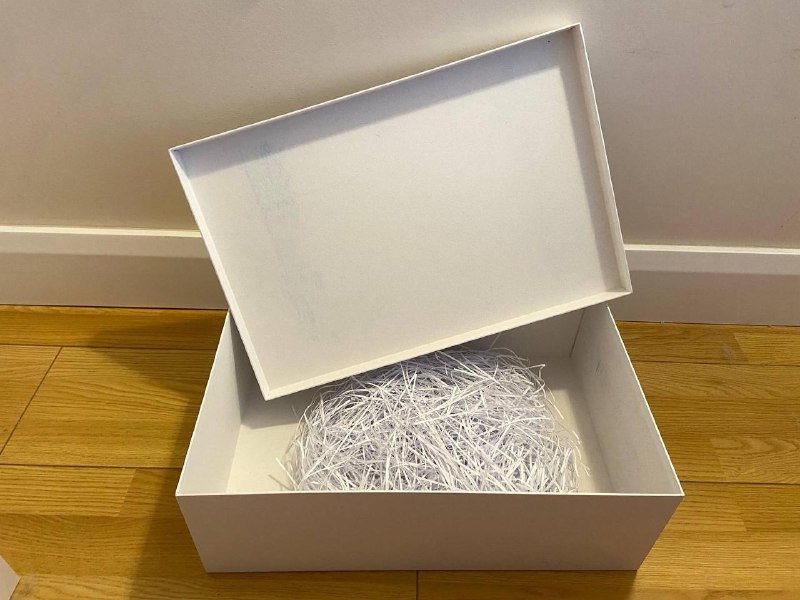 Подарочные коробки белые с наполнителем и лентой 2