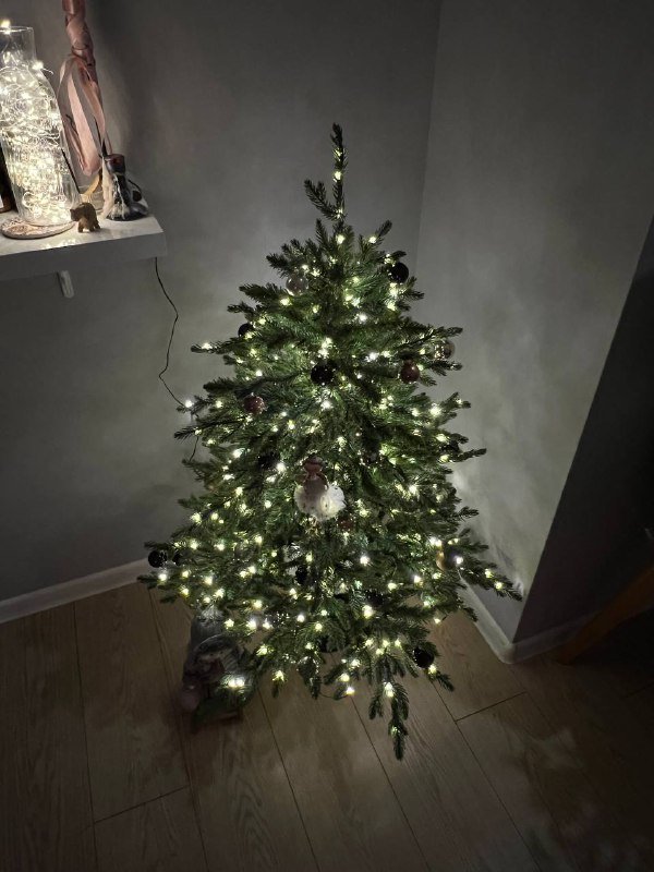 Искусственная ёлка с гирляндой тёплого белого света