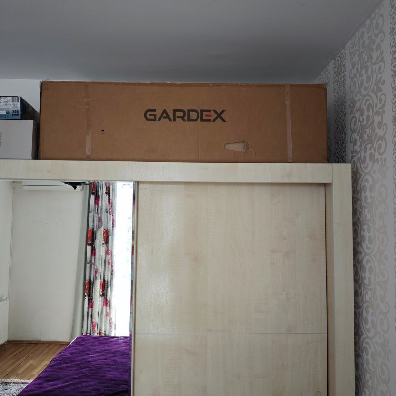 Искусственная ёлка высотой около 2 метров 3