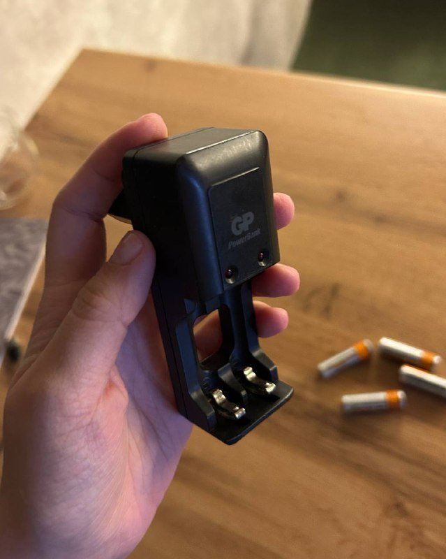 4 аккумулятора AA и зарядное устройство 2