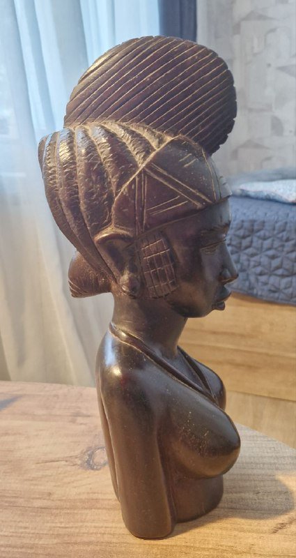 Кровать, тумба, наушники, статуэтка, фикус, спатифилум 4