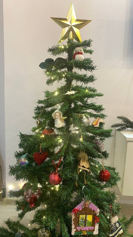 Елка с еловыми гирляндами 2