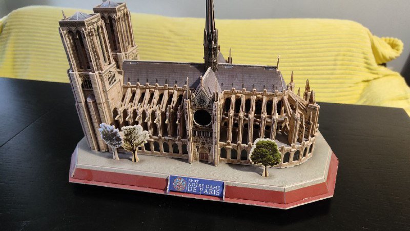 Модель Нотр-Дам де Пари из картона