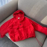 Червона вітровка-дощовик H&M Move, светр Zara, сорочка Zara, дощовик-вітровка Uniqlo 1