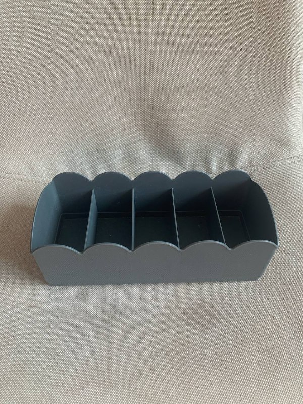 Рабочий стол, емкость под крупы, подставка под специи, стакан для столовых приборов, горшки, растение монстера, растение Диффенбахия, свечка, помпа для воды, робот-пылесос Tefal 2