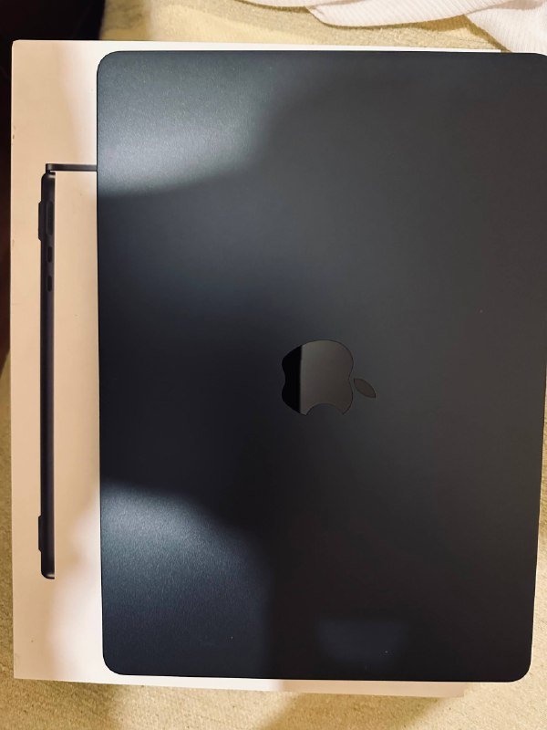 Ноутбук Apple с зарядным устройством и чехлом 3