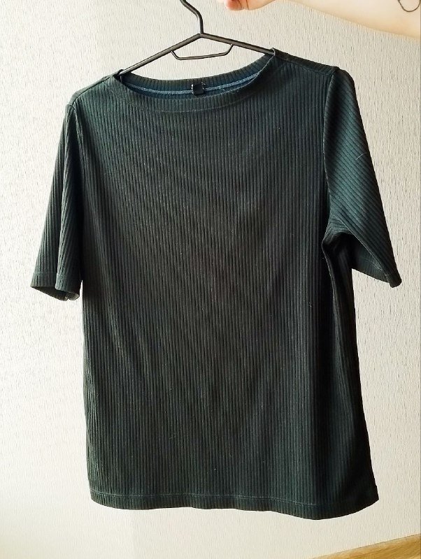 Футболка Uniqlo, платье, кольцо, накидка, брюки несколько