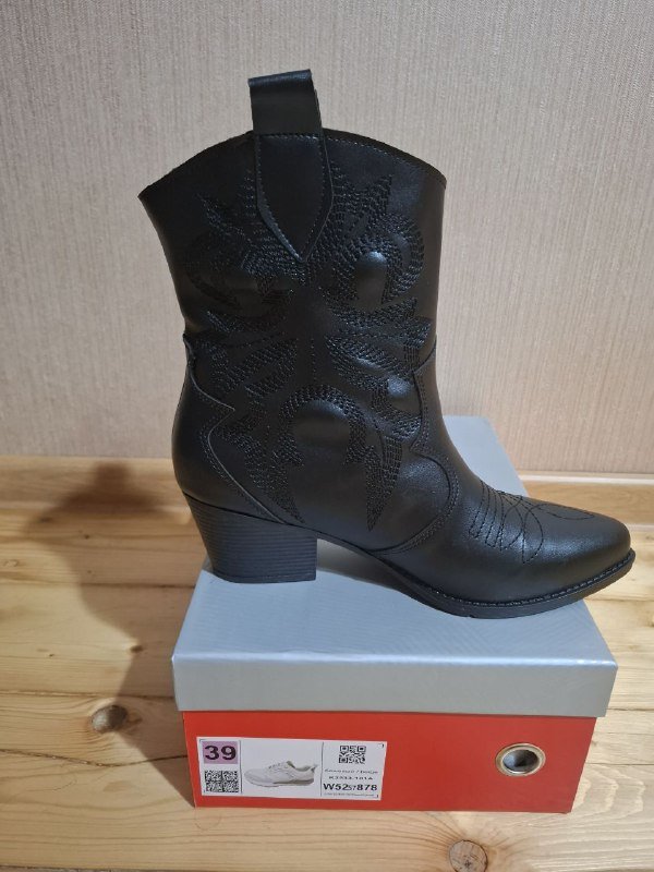 Полуботинки и кроссовки женские 39 размер