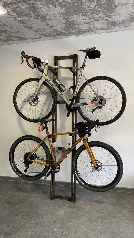 Деревянная вешалка для двух велосипедов