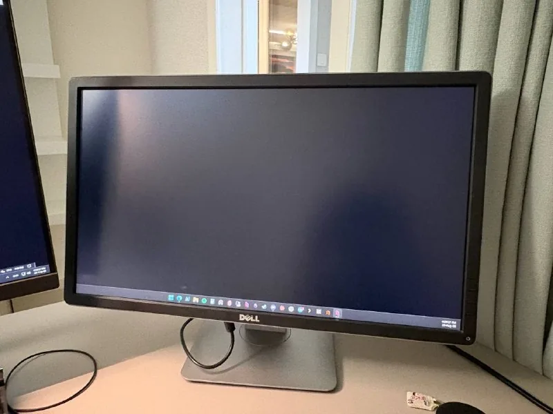 Монитор DELL 1