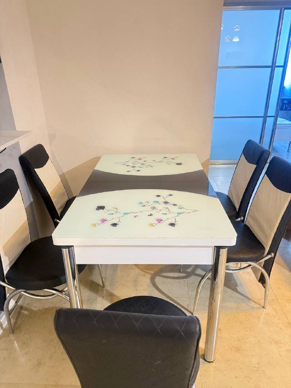 Обеденный стол и четыре стула 2