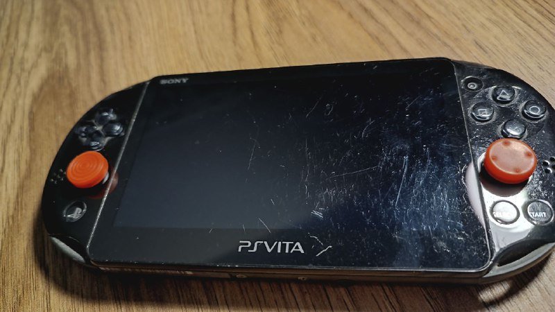 PS Vita 2000 с картой памяти и аксессуарами 2