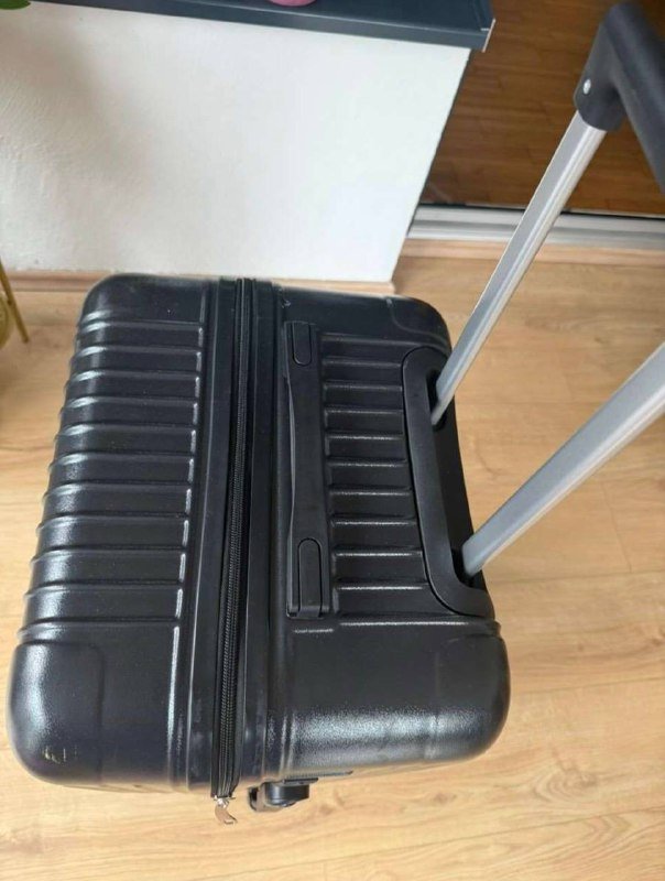 Черный чемодан для путешествий 2