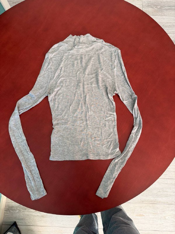 голубой свитшот, зеленый лонгслив, серый лонгслив, лосины, юбка, топик, майка, горнолыжные штаны, панамка, ремень 3