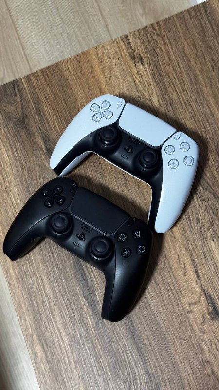 PlayStation 5 с 2 геймпадами 2