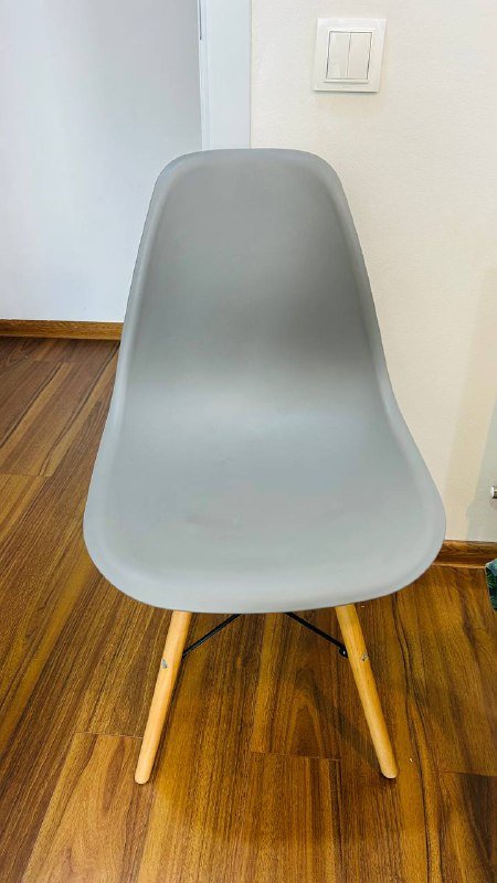 Серая компьютерная стул