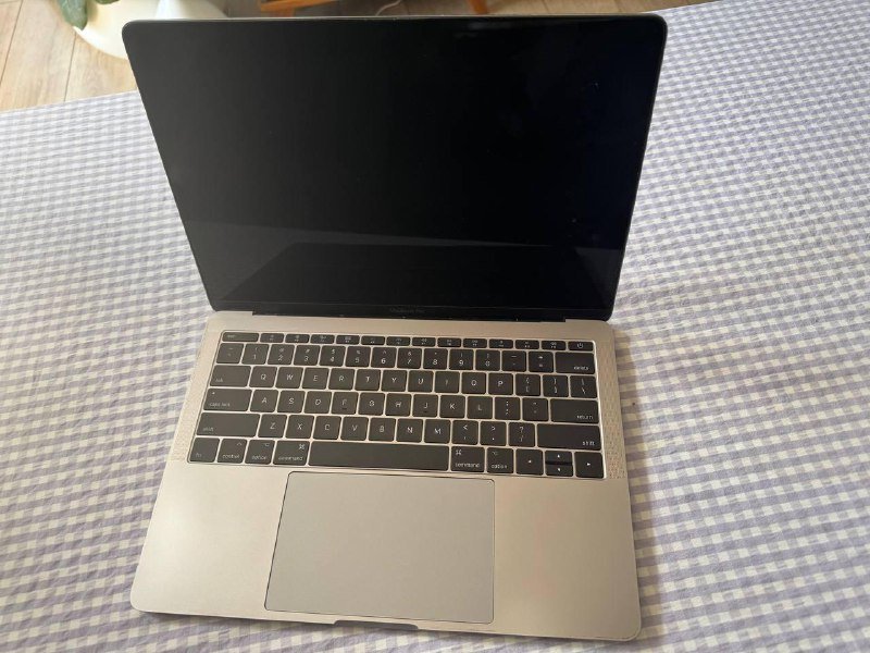 MacBook Pro 13 2017, адаптер Satechi, книга Садхгуру