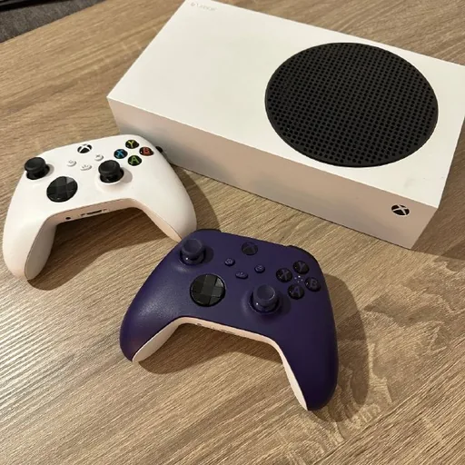 XBOX Series S 512GB, аккумуляторы Panasonic Eneloop, 3 контроллера