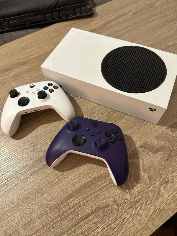 XBOX Series S 512GB, аккумуляторы Panasonic Eneloop, 3 контроллера 1