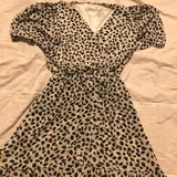 Блузочка с цветочками, платье с лепестками, топ Fashion Nova, коричневые джинсовые шорты 2