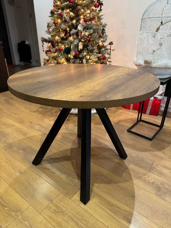 Обеденный стол с подарочной скатертью