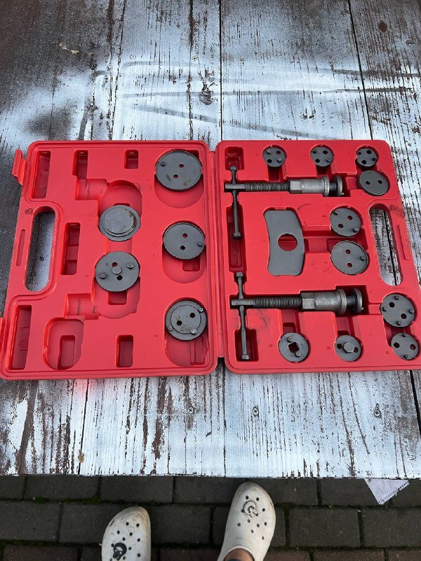 Набор ключей, сварка, набор головок, станок, стойка, кислородный баллон, гайковерт, набор для тормозных цилиндров, компрессор 2