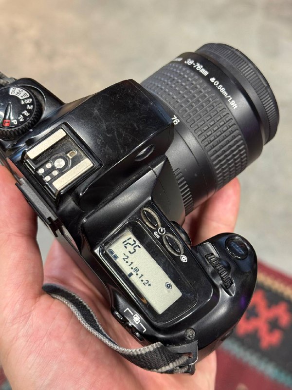Винтажный пленочный фотоаппарат Canon EOS 3000 с объективом 2