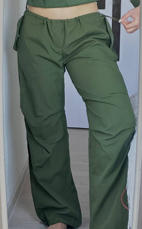 Тёмно-зелёный топ с длинными рукавами, штаны, бежевые штаны, кофта, джинсы 3