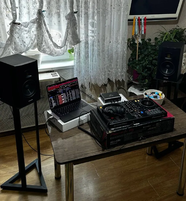 Adam Audio T7-V, stands, Behringer sound card, DDJ-400