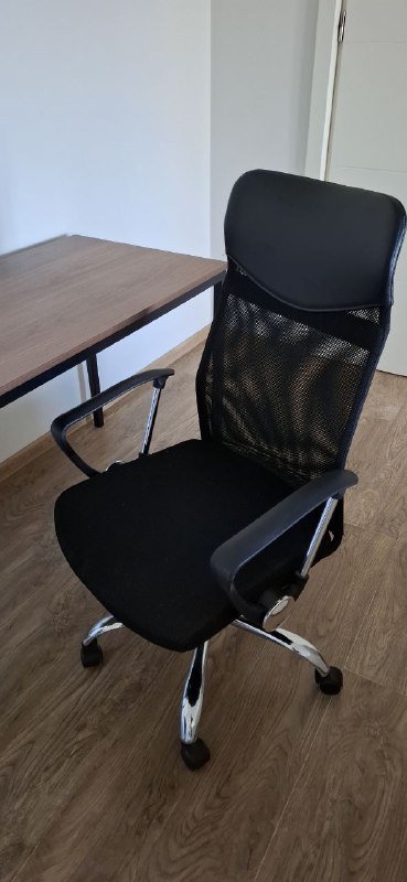 Стол, стул Jysk, монитор Samsung 20" 3