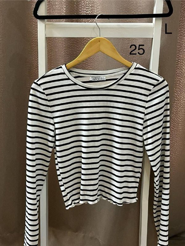 коричневое худи, белый свитер, черно-белый свитер, черный свитер сетка, черная рубашка, полосатый топ, клетчатая рубашка, черная куртка, сетчатые колготки 8